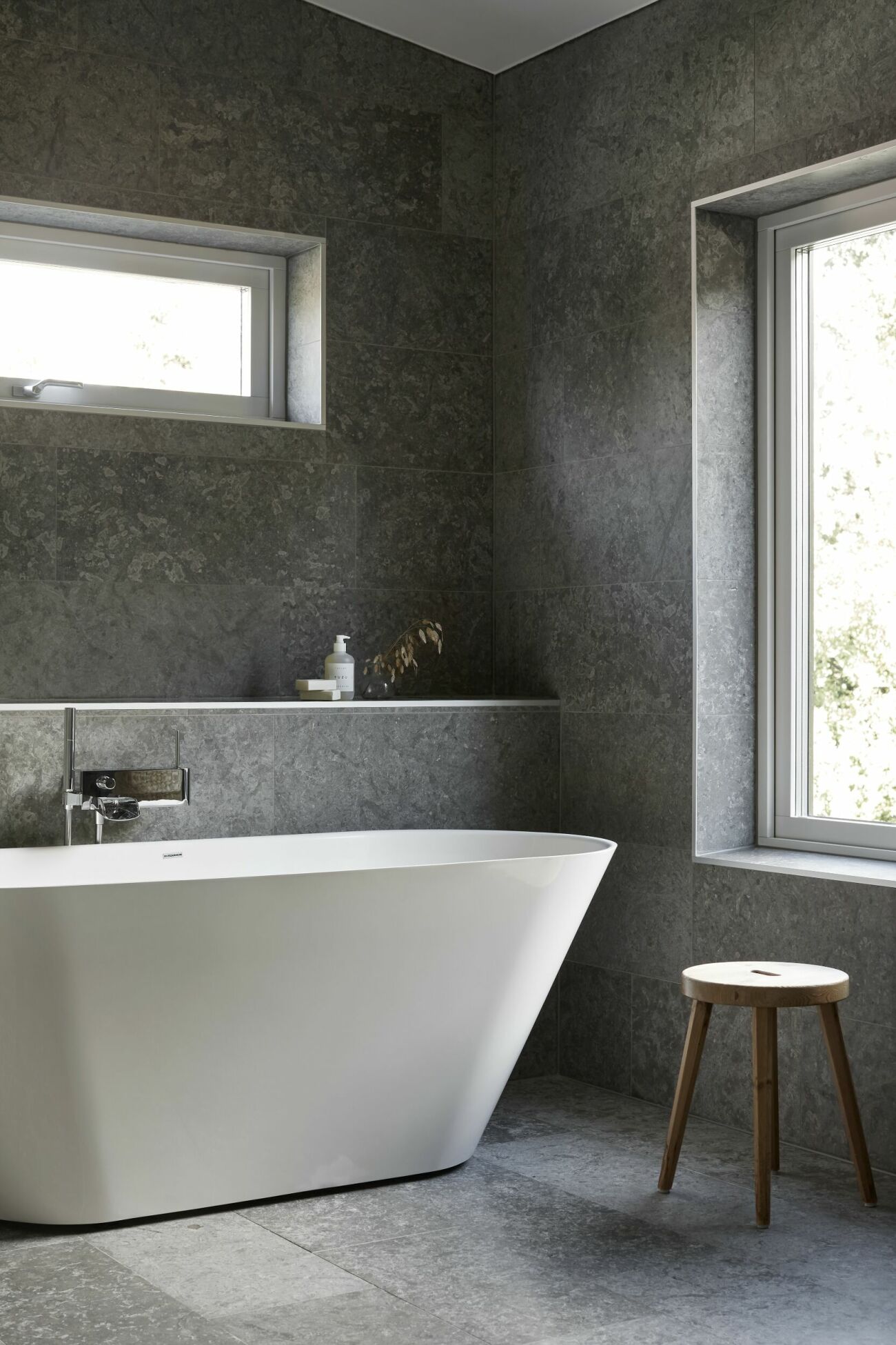 Hemma hos MK Design Studios grundare badrum badkar
