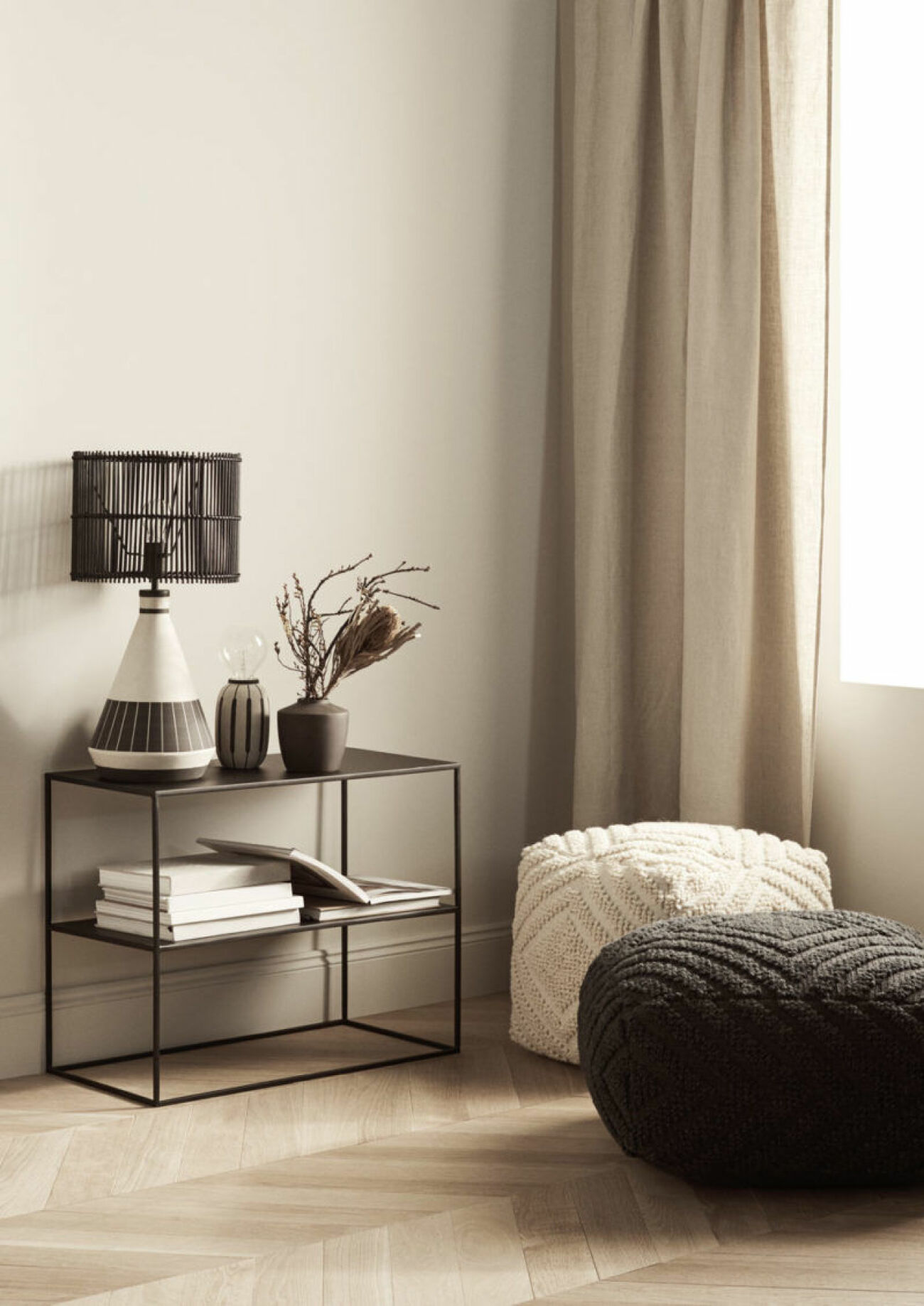 Nu släpper H&M Home en ny kollektion med lampor och möbler. 