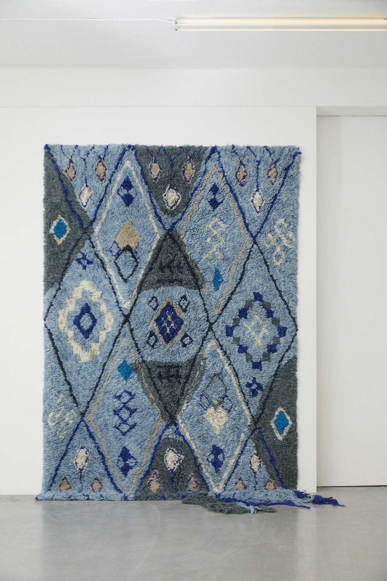 Blågrå matta från Layereds nya mattkollektion Modern Oriental. 