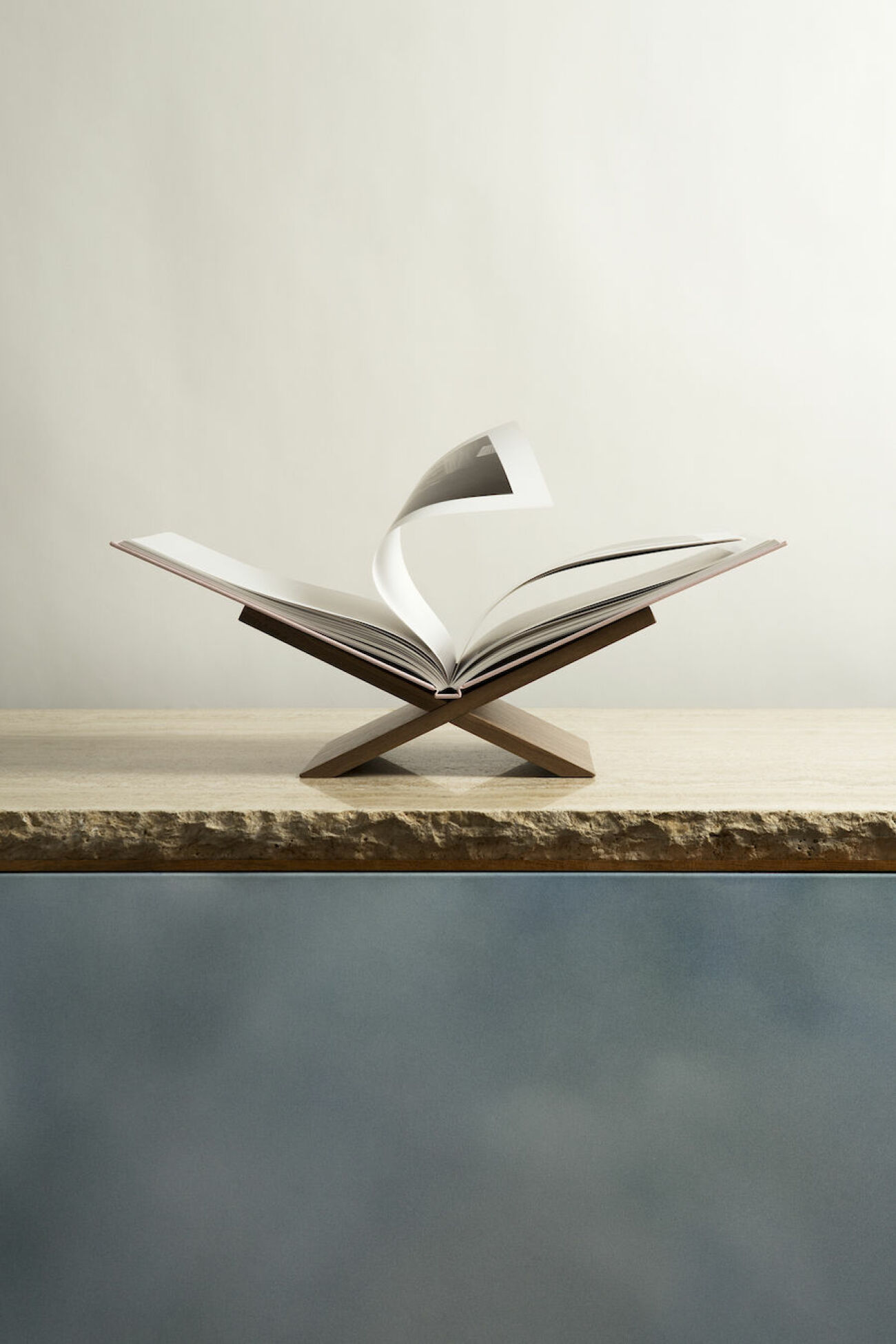 Bild på bokstöd och coffee table-bok från Claes Daléns bokstöd för Livrest.