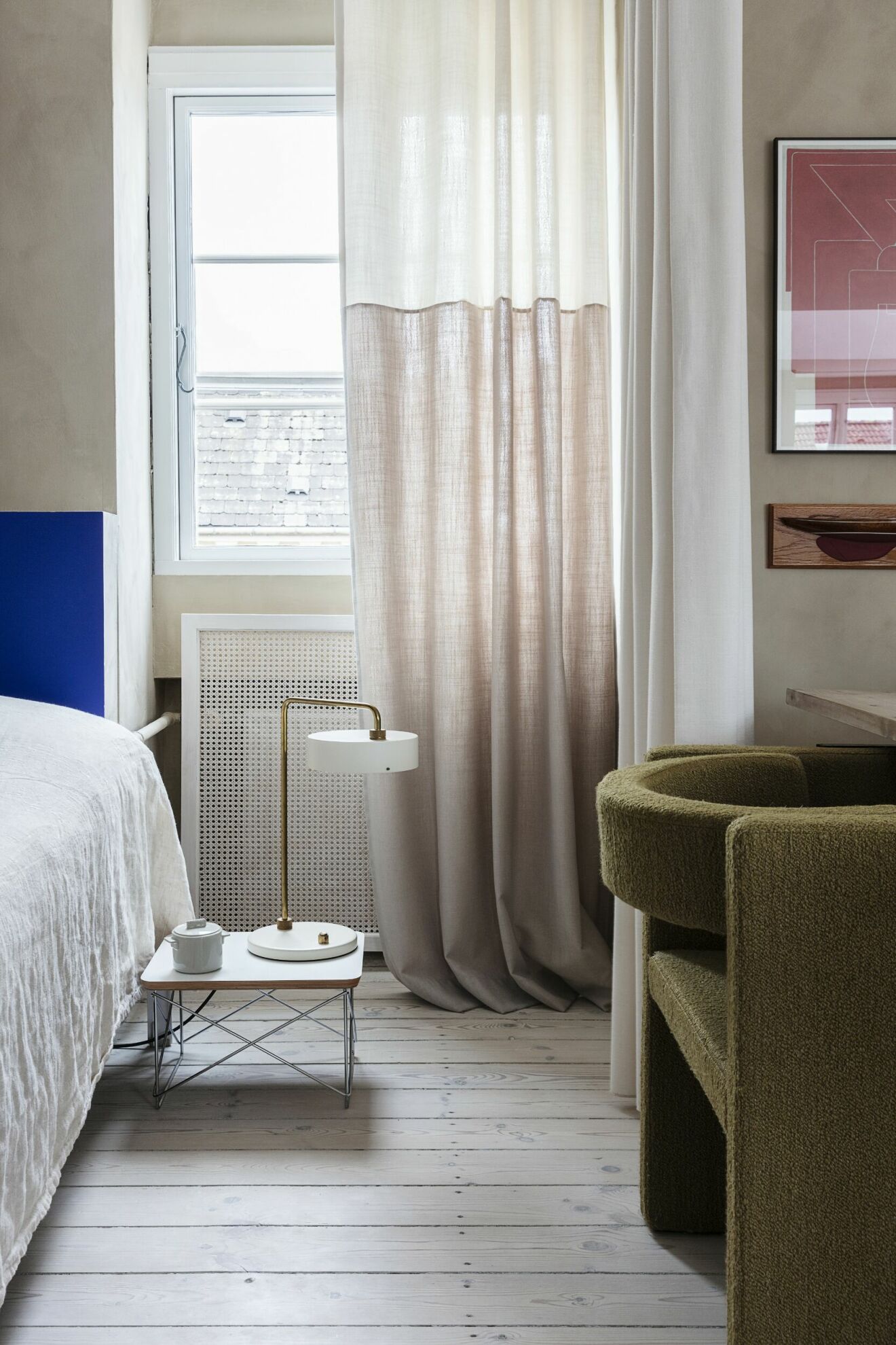 Alla gardiner och draperier i lägenheten är special­beställda från det danska &amp;drape. På det lilla bordet från Eames står lampan ­Petite ­Machine från Made by Hand.