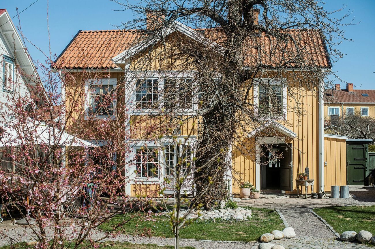 Åsa Larsson säljer sitt hus i Mariefred fasaden