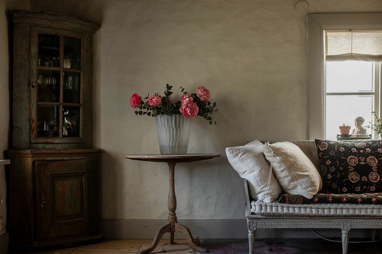 Åsa Larsson säljer sitt hus i Mariefred lerklinade väggar 1700-tal