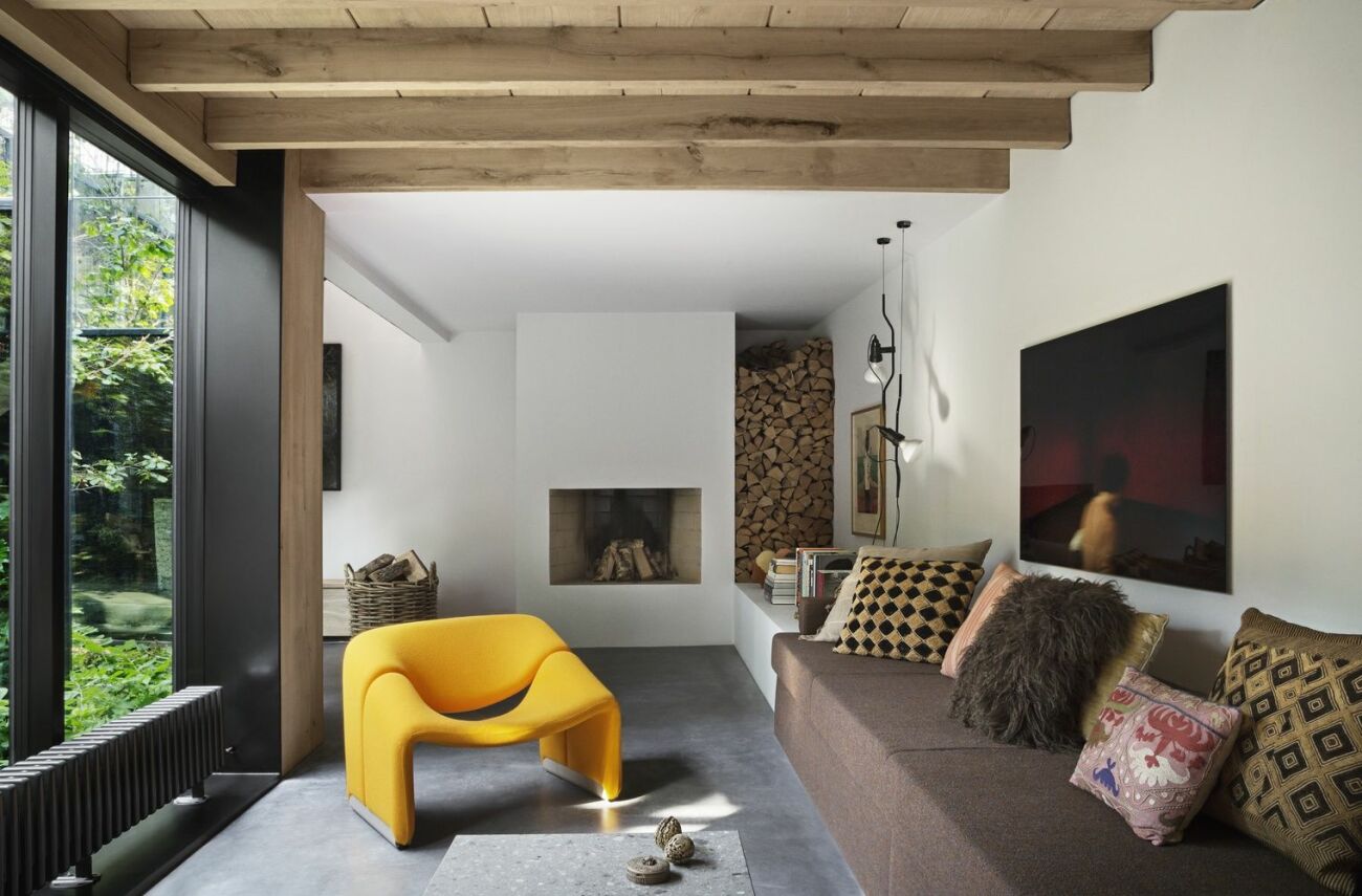 Gul fåtölj och brun soffa hemma hos Peter Krasilnikoff.