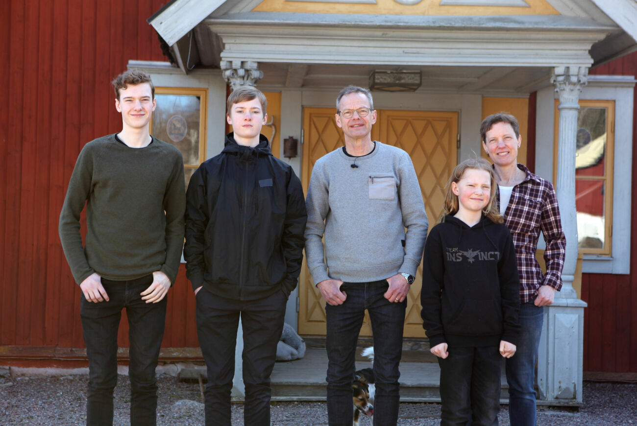 Mats och Anna med sina tre söner Kasper, Love och Vide.
