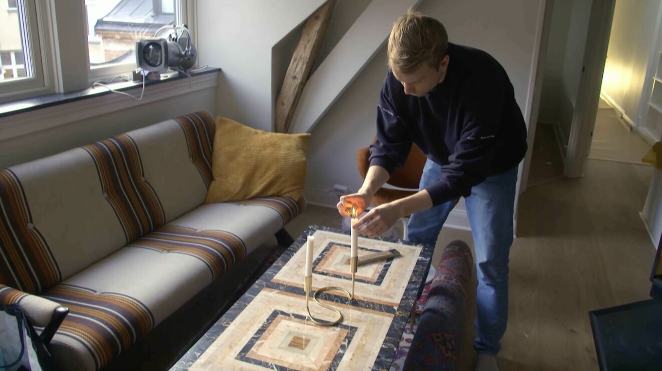 Björn Gustafsson flyttar in sina möbler på nedervåningen.