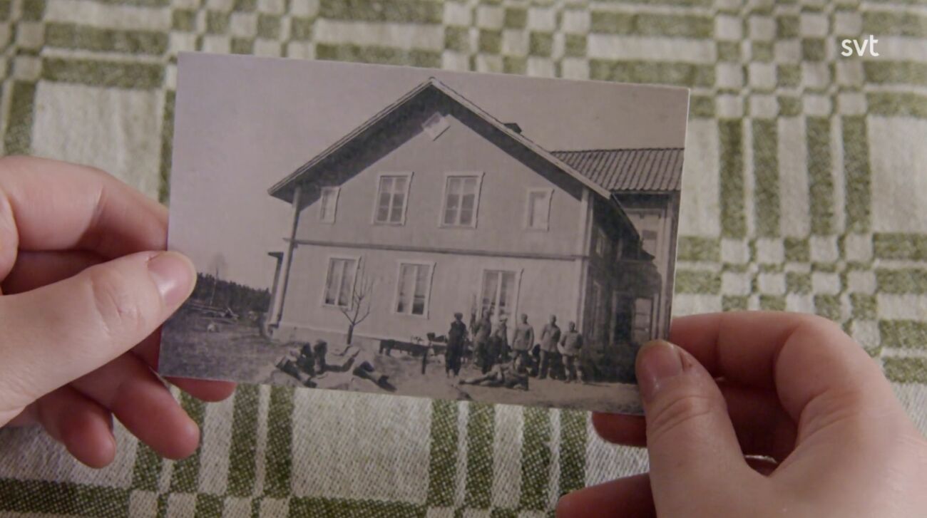 Bilderna på soldaterna framför huset.