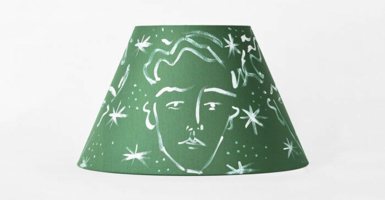 Grön lampskärm av Luke Edward Hall för Svenskt tenn