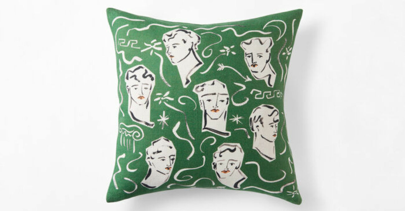 handmålad grön kudde i design av Luke Edward Hall för Svenskt tenn