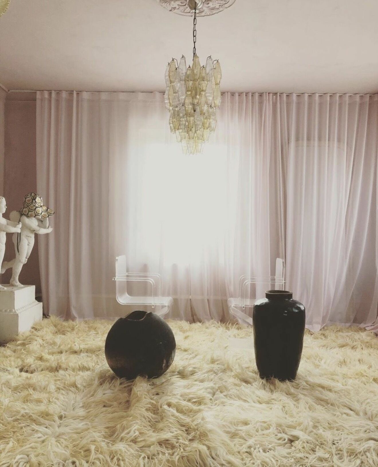 Rum med matta med lång lugg hemma hos Marie Olsson Nylander