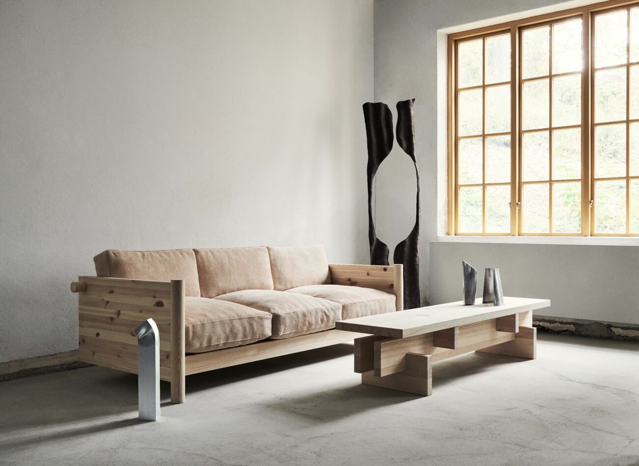 Verks soffa V.MC.01, design Mia Cullin, tillverkas i massiv ek eller furu.