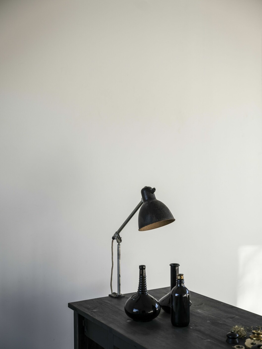 Lampa från Lampe Gras av uppfinnaren Bernard-Albin Gras (1886–1943) vars lampor från 1920-talet blev favoriter hos Le Corbusier och många dåtida arkitekter och konstärer. Lampa från Lampe Gras av uppfinnaren Bernard-Albin Gras (1886–1943).