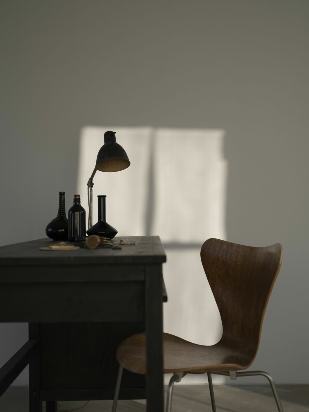 Flaskorna är loppisfynd. Lampan är från Lampe Gras, 1920-talsform av Bernard-Albin Gras. Stolen är Arne Jacobsens klassiker 7:an. Lampan är från Lampe Gras, 1920-talsform av Bernard-Albin Gras. Stolen är Arne Jacobsens klassiker 7:an.