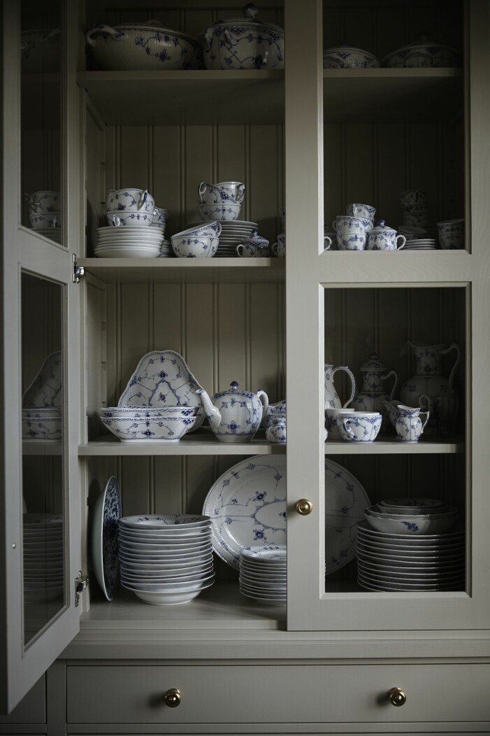 På det platsbyggda vitrinskåpets hyllor hittar man Mias imponerande samling av porslin från Royal Copenhagen. Serien Blue fluted är familjens vardagsporslin.
