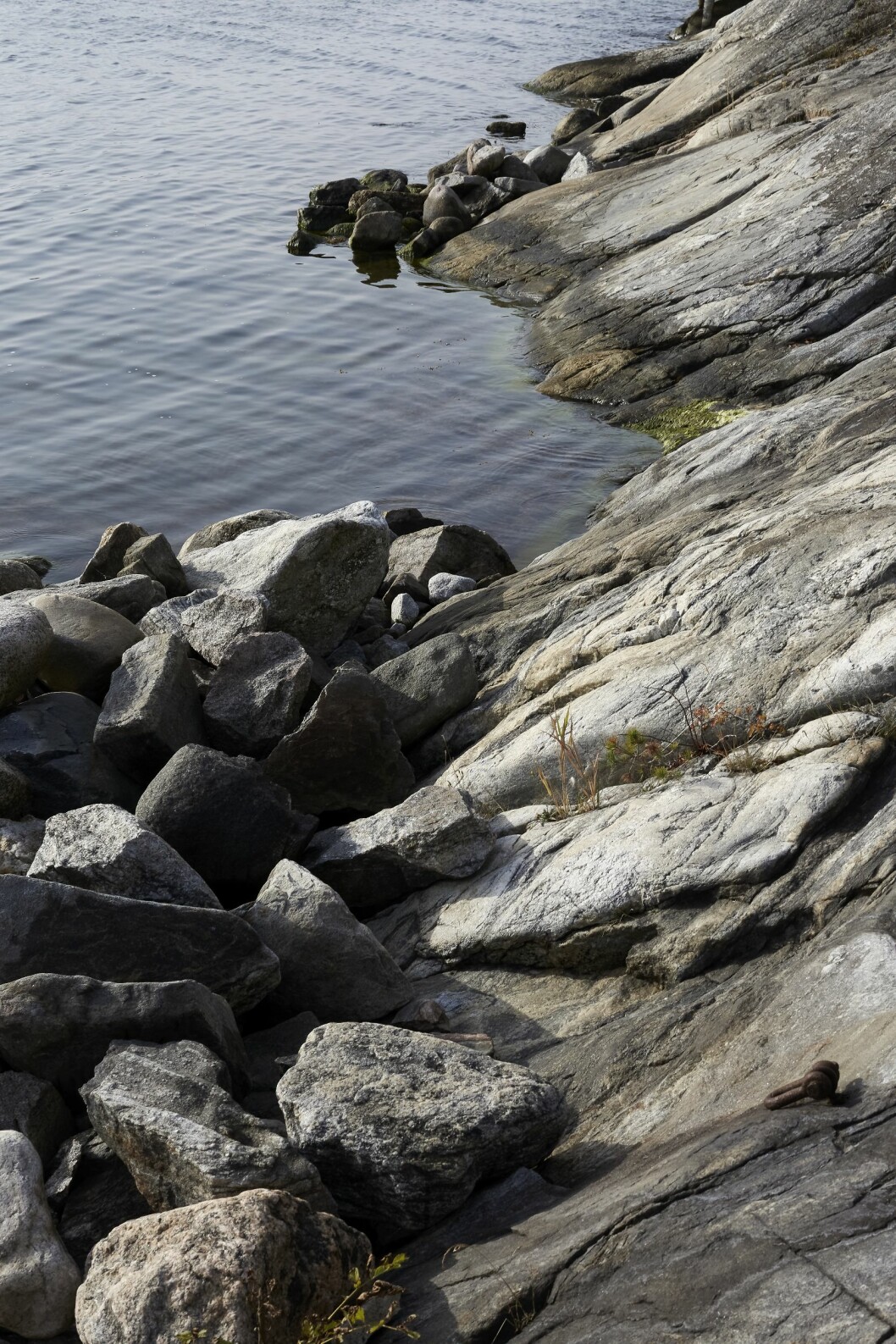 Graniten stupar rakt ner i havet nedanför huset. Strandlinjen med klippornas karga karaktär går i linje med husets stilrena uttryck. Hus på Dalarö stylat av Pella Hedeby.