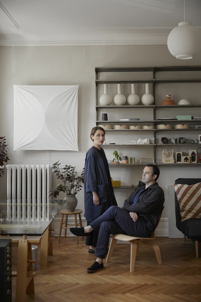 Arbetsrummet har utsikt över parken. Hylla med Sekts prototyper och modeller. Skrivbordet Leonardo av Achille Castiglioni för Zanotta. Vägglampa Ariette från Flos.