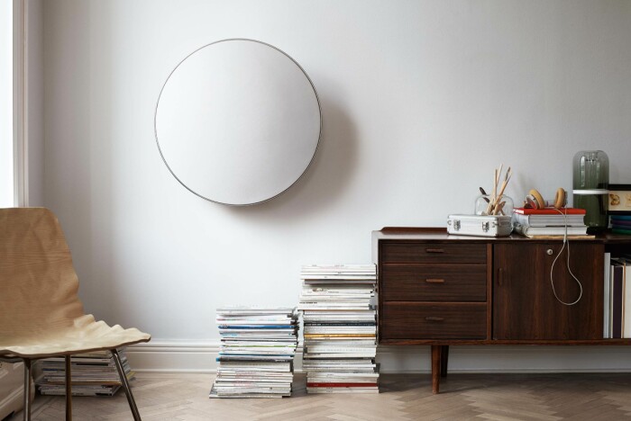 En snygg högtalare kan bli en statementdetalj i inredningen. Foto: Bang & Olufsen vägghängd högtalare som är en del av inredningen