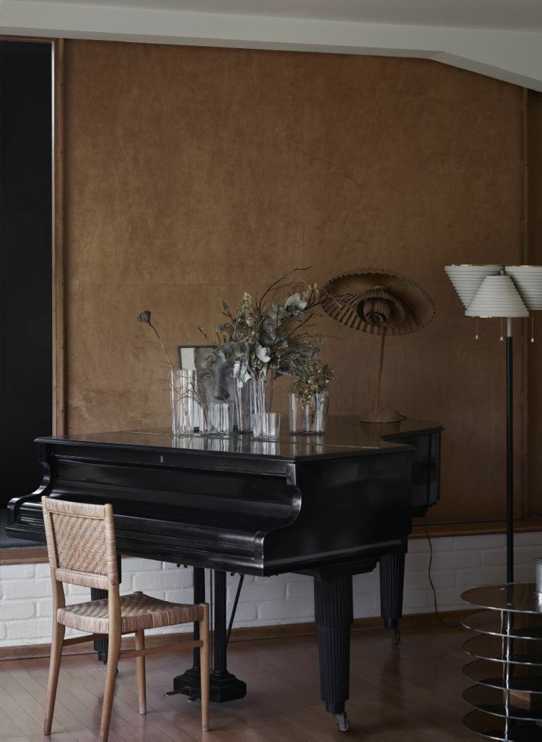 Vardagsrummet med vasen Savoy i olika storlekar på flygeln, alla Iittala. Bredvid pianot golvlampa A809, Artek. Plywooddörren är skjutbar och leder till Aaltos arbetsrum. På pianot ett porträtt av Aino och en lampa av Poul Henningsen. Pianostol, Aalto. Bordet är en prototyp från 1929. Vardagsrummet med vasen Savoy i olika storlekar på flygeln, alla Iittala. Bredvid pianot golvlampa A809, Artek. På pianot ett porträtt av Aino och en lampa av Poul Henningsen. Pianostol, Aalto. Bordet är en prototyp från 1929.