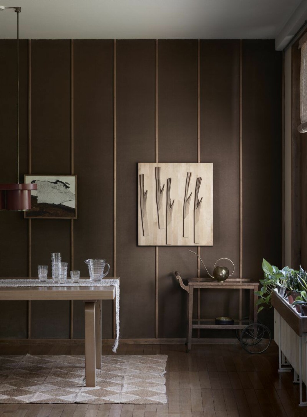 Matsalen med glasservis som ritades av Aino Aalto. Aino Aalto karaff och dricksglas, Iittala. Väggen är klädd med brunt mockatyg, oljemålningen och träreliefen båda av Aalto. Vattenkanna av Viljo Hirvonen. Den röda lampan, Artek, A 203. Matsalen med glasservis som ritades av Aino Aalto. Aino Aalto karaff och dricksglas, Iittala. Väggen är klätt med brunt mocka-tyg, oljemålningen och träreliefen båda av Aalto. Vattenkanna av Viljo Hirvonen. Den röda lampan, Artek, A 203.