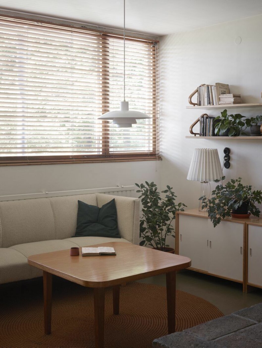På ovanvåningen finns ett andra vardagsrum. Lampa Poul Henningsen. Lampan på sideboarden är av Maire Gullichsen. Terracottakopp, Jatta Lavi, Lokal Helsinki. Hyllor, Aalto. I vardagsrummet hemma hos Alvar Aalto. Lampa Poul Henningsen. Lampan på sideboarden är av Maire Gullichsen. Terracotta- kopp, Jatta Lavi, Lokal Helsinki. Hyllor, Aalto.