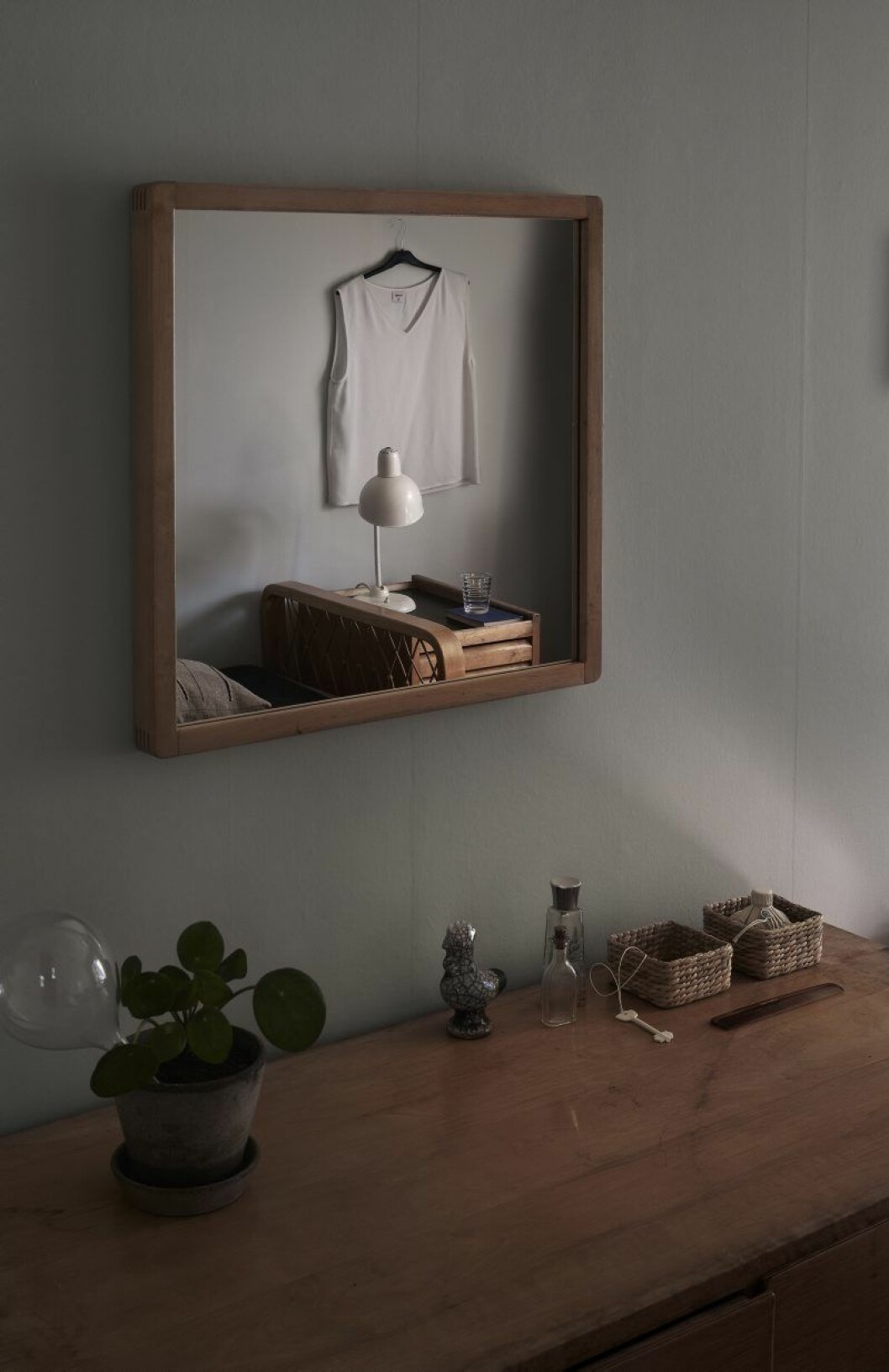 I dotterns sovrum, topp Michele, tupp i keramik, självvattnande glasbubbla, Samuji. Dricksglas av Aino Aalto. Nyckel i keramik, Veera Kulju, Lokal Helsinki. Till höger: I Alvars och Ainos sovrum som ibland också användes som arbetsrum präglar de olika träslagen inredningen. På sängen ligger en topp från Samuji. I dotterns sovrum, topp Michele, tupp i keramik, självvattnande glasbubbla, Samuji. Dricksglas av Aino Aalto. Nyckel i keramik, Veera Kulju, Lokal Helsinki.