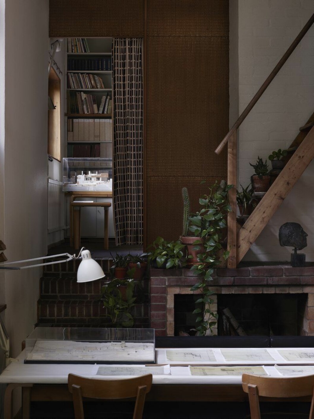 Aaltos kontor som han använde i huset mellan 1936–50. Bakom gardinen i mönstret Siena som ritades av Aalto finns ett litet bibliotek. Trappan leder till ett litet galleri som också användes som kontor. Aaltos kontor som han använde i huset mellan 1936–50. Bakom gardinen i mönstret Siena som ritades av Aalto finns ett litet bibliotek. Trappan leder till ett litet galleri som också användes som kontor.