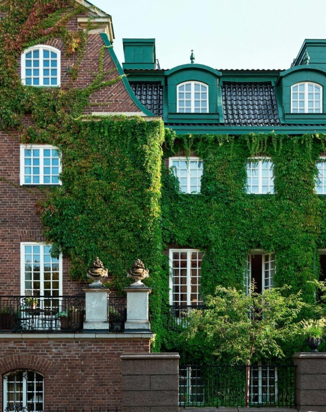 Ägarna till Ett Hem, familjen Mix, bor i ett hus som precis som hotellet är inrett av Ilse Crawford. jeanette mix fasad
