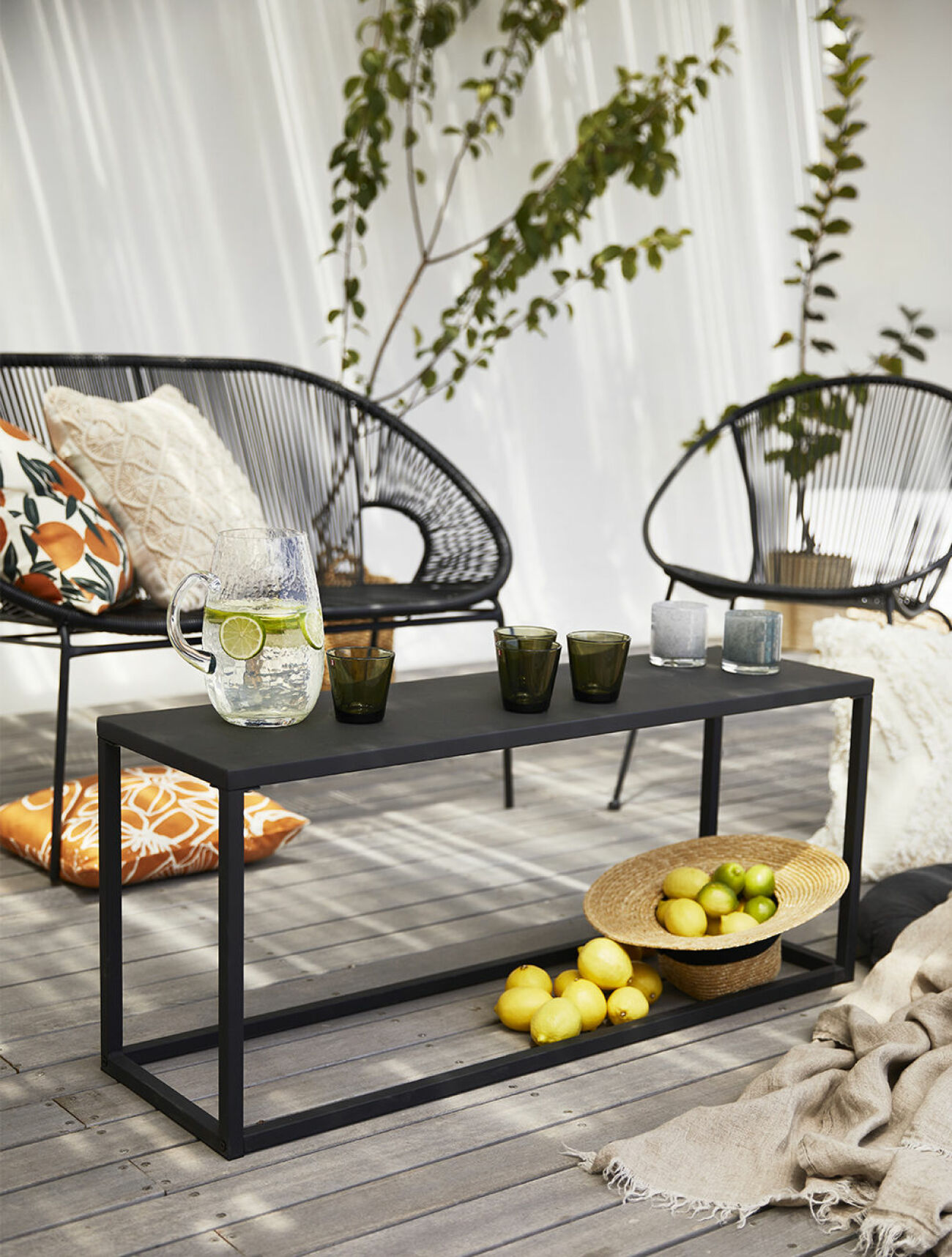 Bänk och soffa från Åhléns kollektion för uteplatsen 2020
