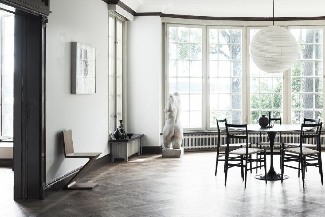 Mot väggen stol Zig-zag av Gerrit T Rietveld från Nordiska galleriet, målning av Rune Hagberg från Modernity. I fönstret och på bordet brun keramik av Berndt Friberg. Stor skulptur av Anders Jönsson, båda från Jacksons. Matbordet Round <p></p><p>table i svart marmor av Eero Saarinen och stolar av Giò Ponti från Cassina från Nordiska galleriet. Rislampa, Isamu Noguchi, Vitra.</p>