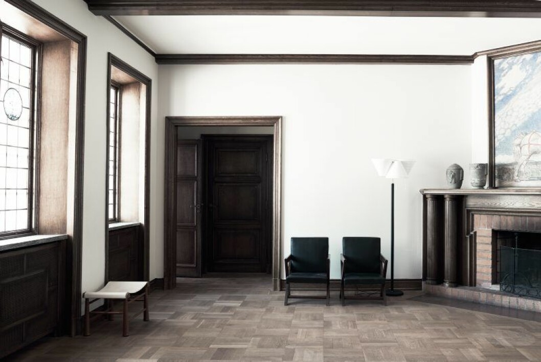 Vit bänk mot väggen Pall 2009 av Josef Frank från Svenskt tenn, svarta läderstolar av Pierre Jeanneret från Galerie Maison Première, golvlampan A809 av Alvar Aalto från Artek keramik på spisen är från Åkerlundska villan.