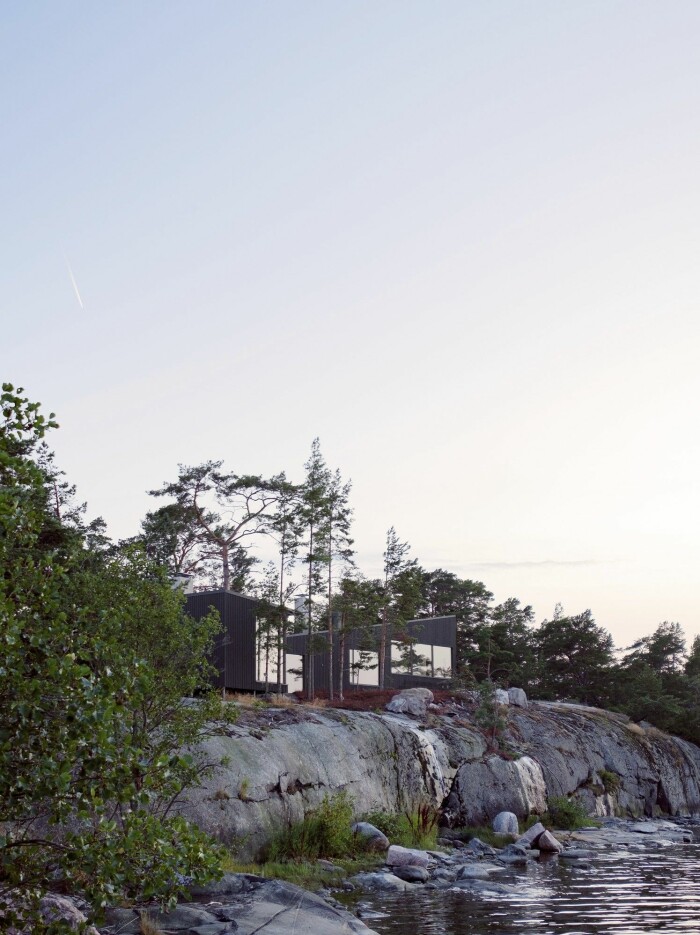Huset är ritat som om det vore naturen som höll i pennan. Hus byggt på en ö långt ut i Åbos skärgård.