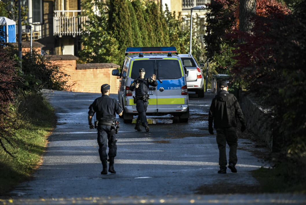 Polisen var på plats under razzian. Polisen var på plats under razzian.