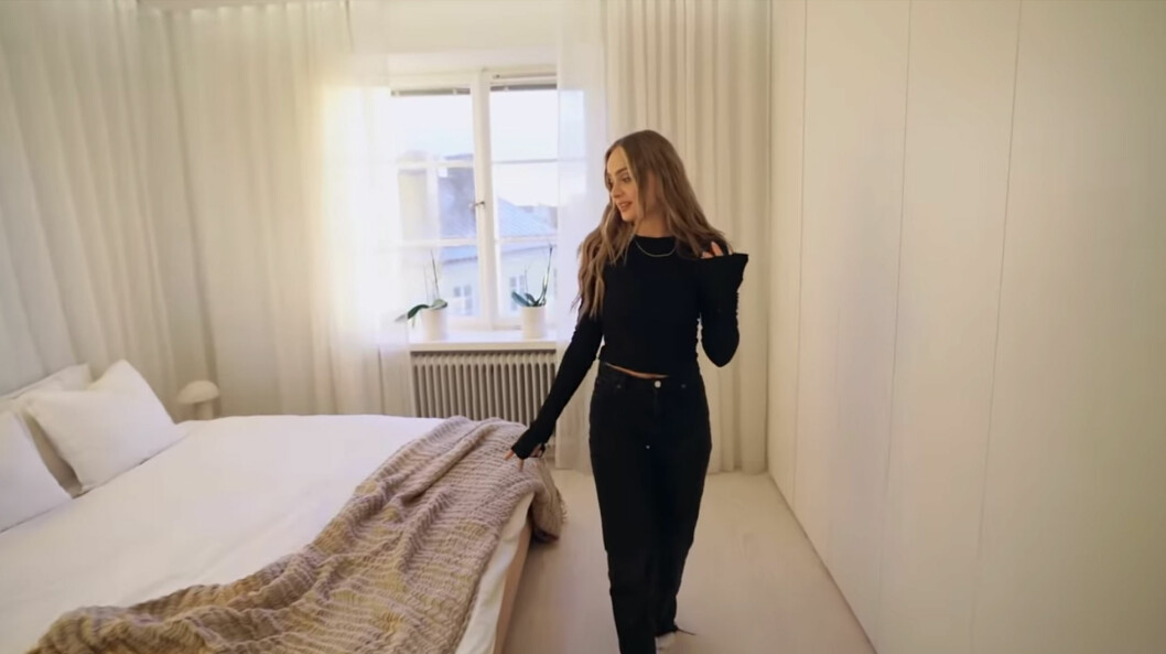 Sovrummet har blivit lite mindre för att kunna göra badrummet större. Sovrummet har blivit lite mindre för att kunna göra badrummet större.