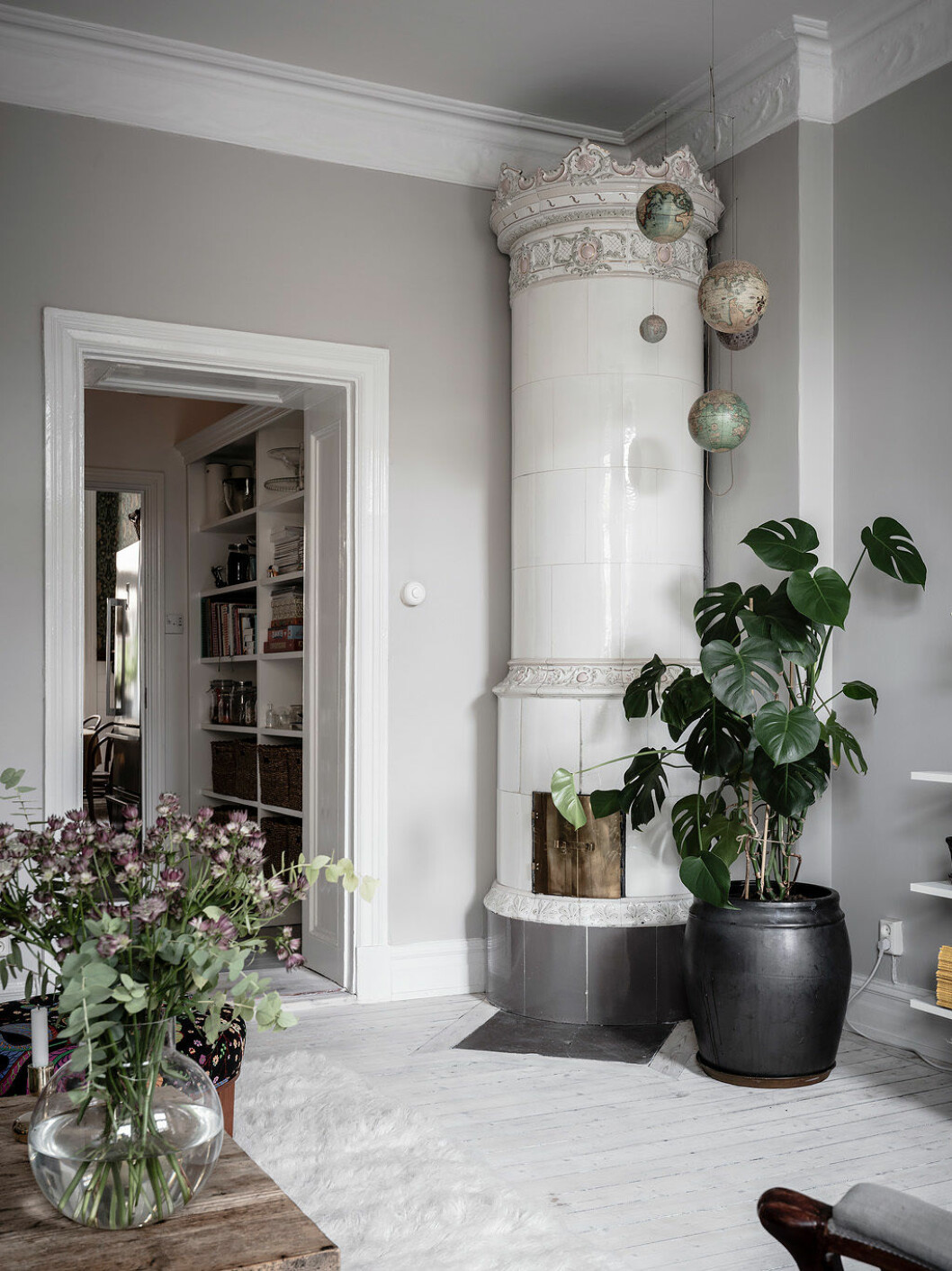 Monstera är en växt som inte brukar ge allergiska symtom. Foto: Anders Bergstedt för <a href="https://entrancemakleri.se/" target="_blank" rel="noopener">Entrance Mäkleri</a>/Mäklare: Erika Bergholm Allergivänliga växttips