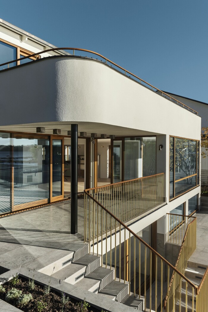 Trevåningshuset har många intressanta vinklar utomhus. Här syns de tre våningsplanen och hur de binds samman av trappor och uteplatser. Villan i Ålsten arkitekt Per Söderberg balkonger terrass