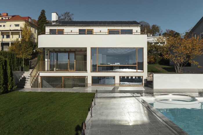 Trevåningshuset har många intressanta vinklar utomhus. Här syns de tre våningsplanen och hur de binds samman av trappor och uteplatser. Villan i Ålsten arkitekt Per Söderberg tre våningar pool