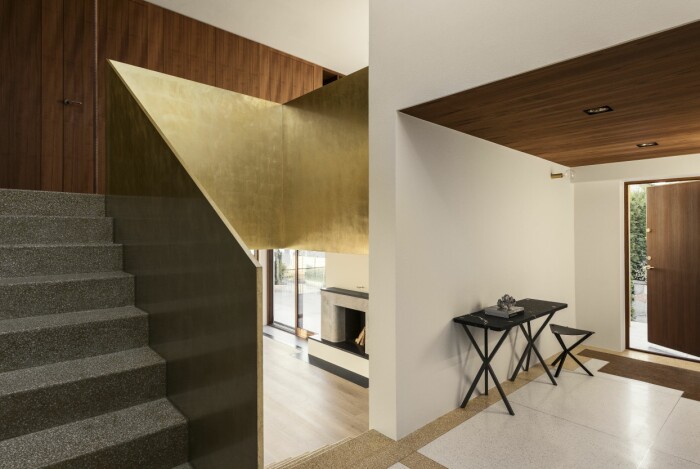 I hallen och trapphuset får man en bra bild av hur materialen möter varandra sömlöst. Bänk och bord, NEB. Villan i Ålsten arkitekt Per Söderberg hallen