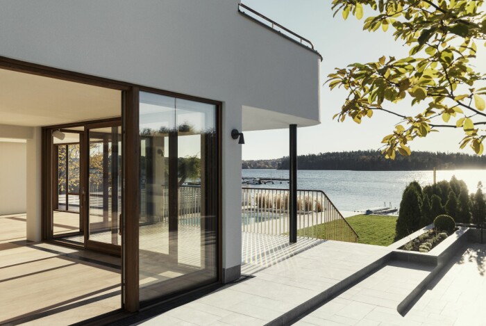 Huset i Ålsten bjuder på spännande nivåskillnader, mjuka hörn, vackra räcken, enorma fönsterpartier, pool och uteplats klädd i gotländsk kalksten. Villan i Ålsten arkitekt Per Söderberg uteplats