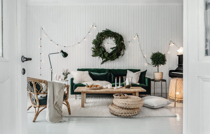 Skapa en härlig all in-miljö med grönskande inslag och stämningsfulla ljuskällor i mängder. Foto: Anna Malmberg/Ikea. 5 alternativa julgranslösningar, gröna julväxter