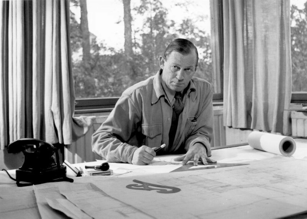 Alvar vid ritbordet i huset. Han samarbetade tätt med både första hustrun Aino,<br>som också var arkitekt och formgivare, och även fru nummer två. Alvar Aalto vid ritbordet i huset i Helsingfors