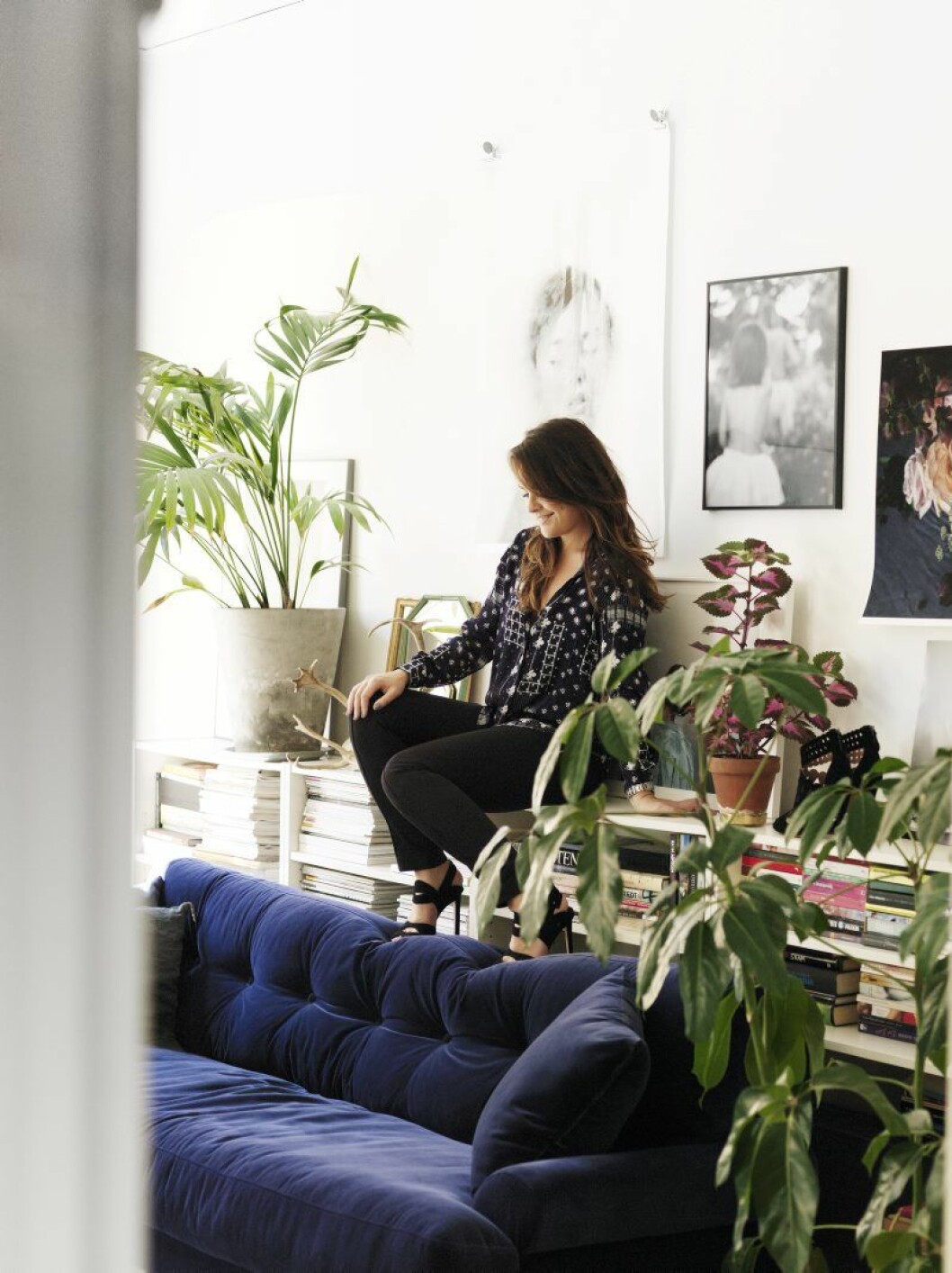 Amelia Widell är härförare av de galanta bloggdamerna som satt rådande inredningstrend med stiletter i hyllan. Amelia widell soffa sammet hemma hos