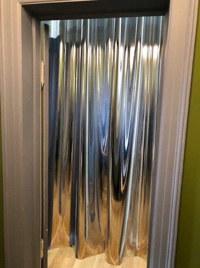 Skimrande metalliskt tyg från &Drape.