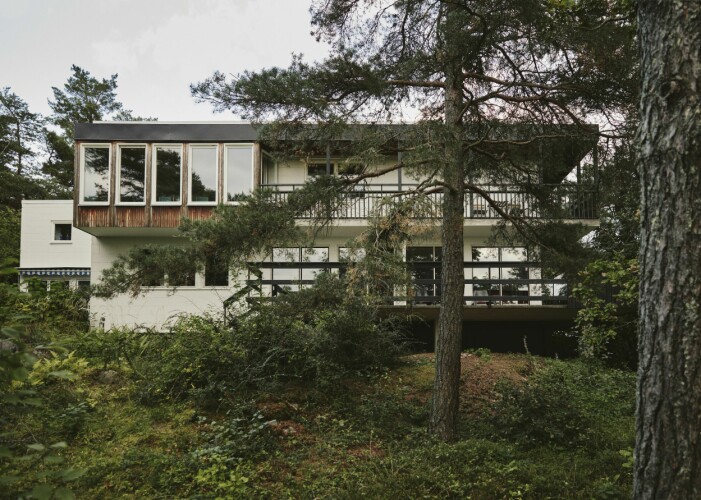 Villan på Ormberget i Västerås ritades av Alnefelt Tollbom Arkitektkontor AB och stod färdig 1968. Här är den insynsskyddade baksidan. Anders Holmbergs hus i Västerås