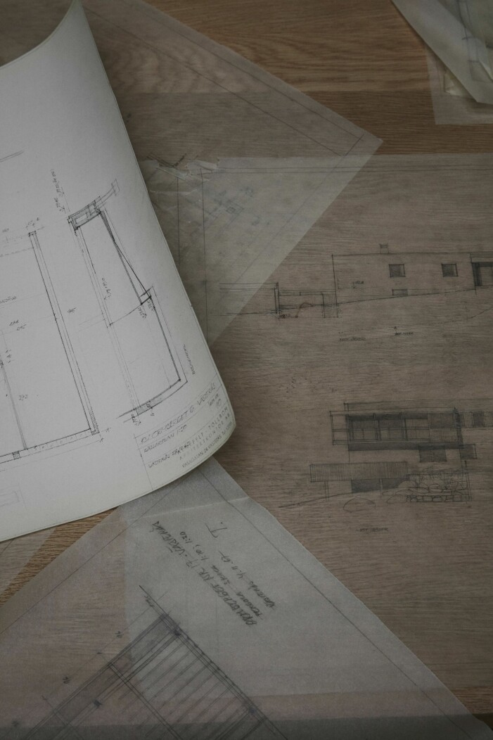 Anders har kvar skisser och originalritningar till huset, stämplade med Alnefelt Tollbom Arkitektkontor AB. Ritningar och skisser över huset