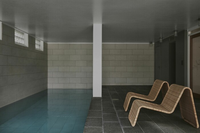 Poolrummet öppnar sig mot uteplatsen. Korgstolar Hestra, design Tito Agnoli för Ikea. Poolrum med detaljer i sten och trä