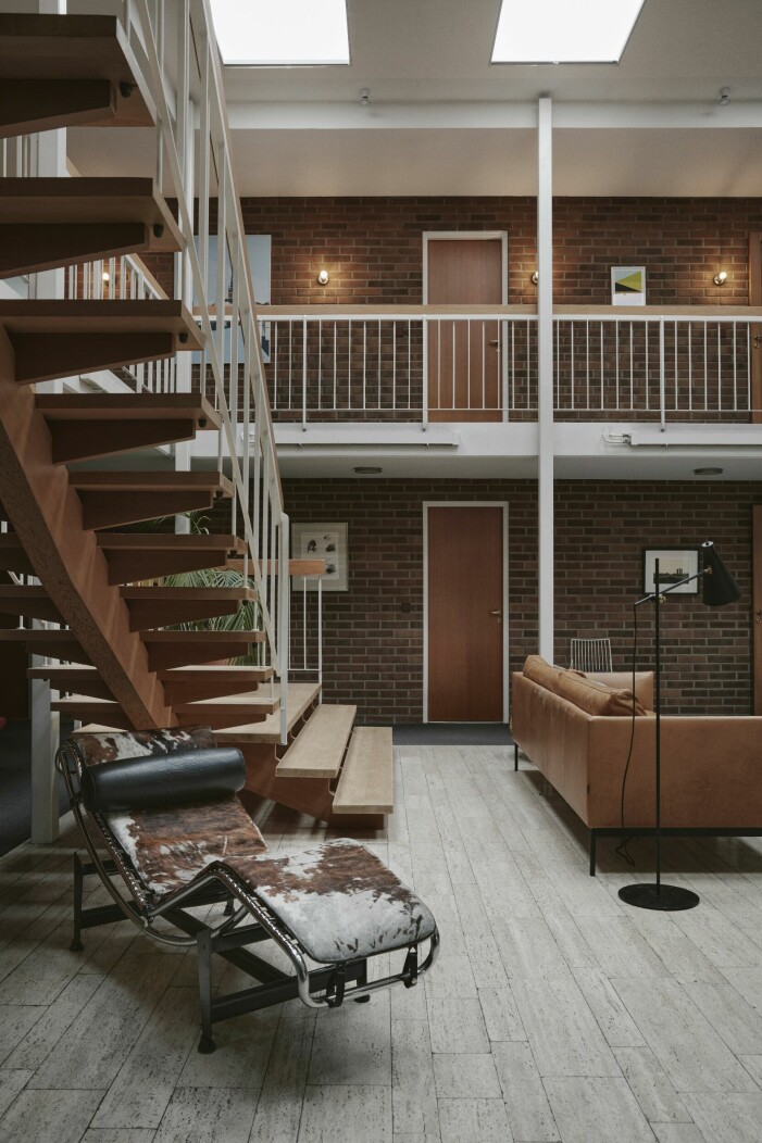 Ljusgården med golv av travertin. Loungestolen LC4, ritad av Le Corbusier och Charlotte Perriand för Cassina, köpte Anders på 1980-talet. Soffa köpt på Öbergs. Ljusgård med golv av travertin
