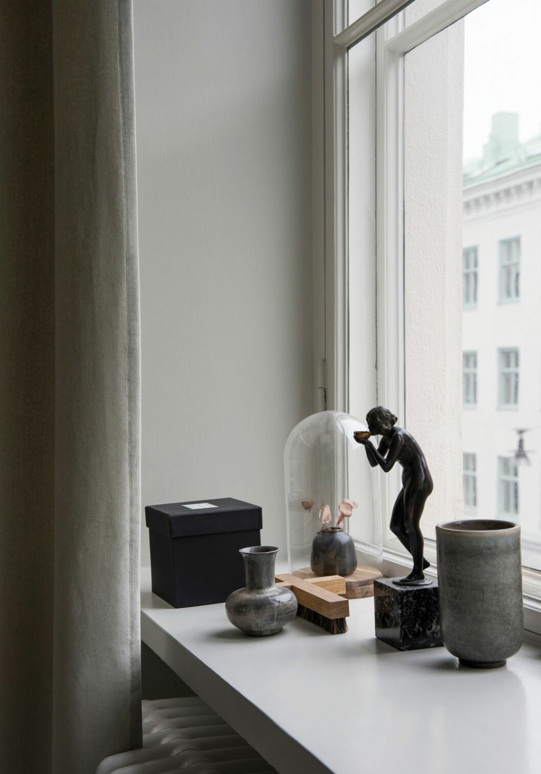Souvenirer, minnen, memorabilia. Liten vas av Gunnar Wennerberg, en gåva från Andreas extramormor Caroline Palmstierna. Större vas är Tobo keramik, gåva av Andreas mamma.