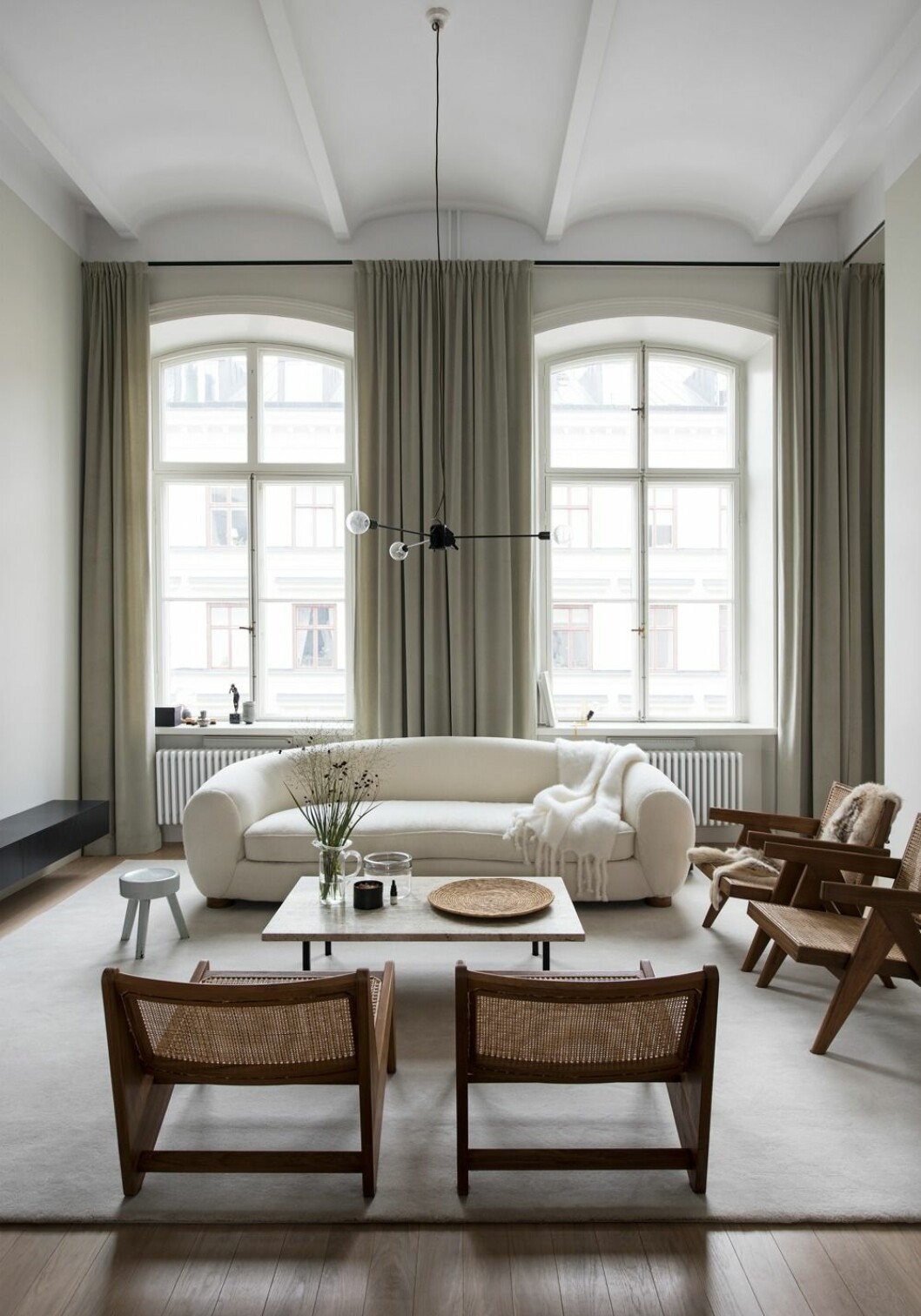 Soffa i 1940–50-talsstil, men ombyggd och omklädd. Tyget vävt i Italien av Astrid Textiles. Travertinbord ärvt av Andreas mormor. »När jag var liten kunde jag inte säga travertin, utan sa ’transvetitbordet’.« Benen är avkapade. Stolar av Pierre Jeanneret. Lampa av Andreas Martin- Löf. Väggskåp i stål.