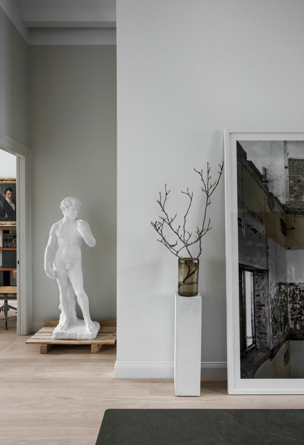 David-statyn är från Möbelmässans Designbar 2016. Statyn är av betong, väger 170 kilo och beställdes från den tyska motsvarigheten till Plantagen. Den hamnade sedan i kopieringsrummet på arkitektkontoret, innan Andreas tog hem den.