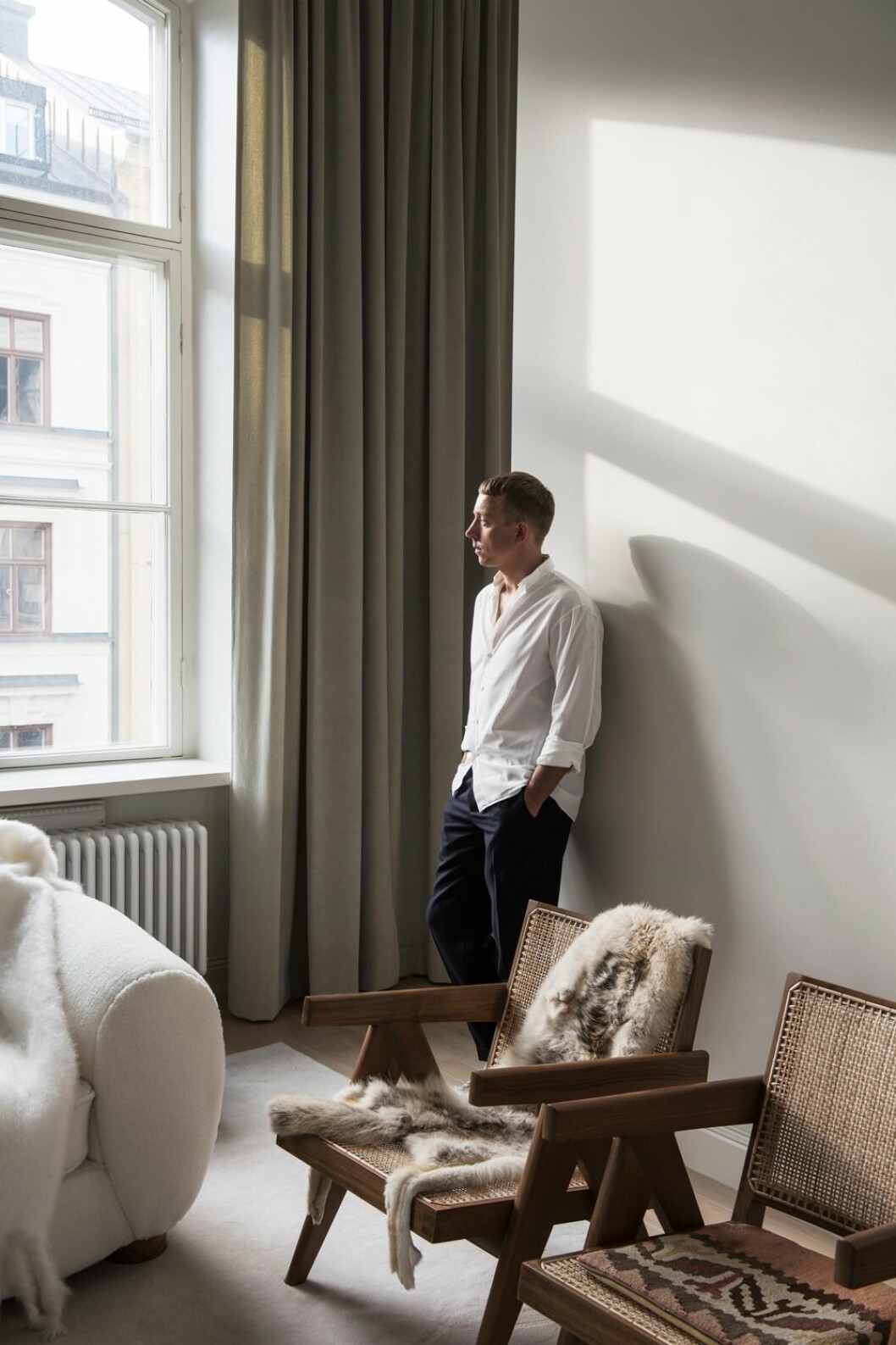 I sin egen inredning har Andreas tagit upp trådar ur Lyceums marknadsföringsmaterial, till exempel Pierre Jeannerets Easy armchair. »Jag tänkte att jag ska leva som i en rendering«, säger han.